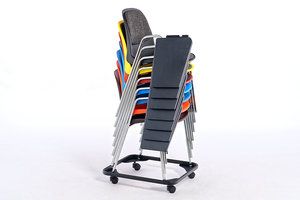 Hohe Stapel auf dem Transportrahmen sind perfekt zur Lagerung des Stuhles